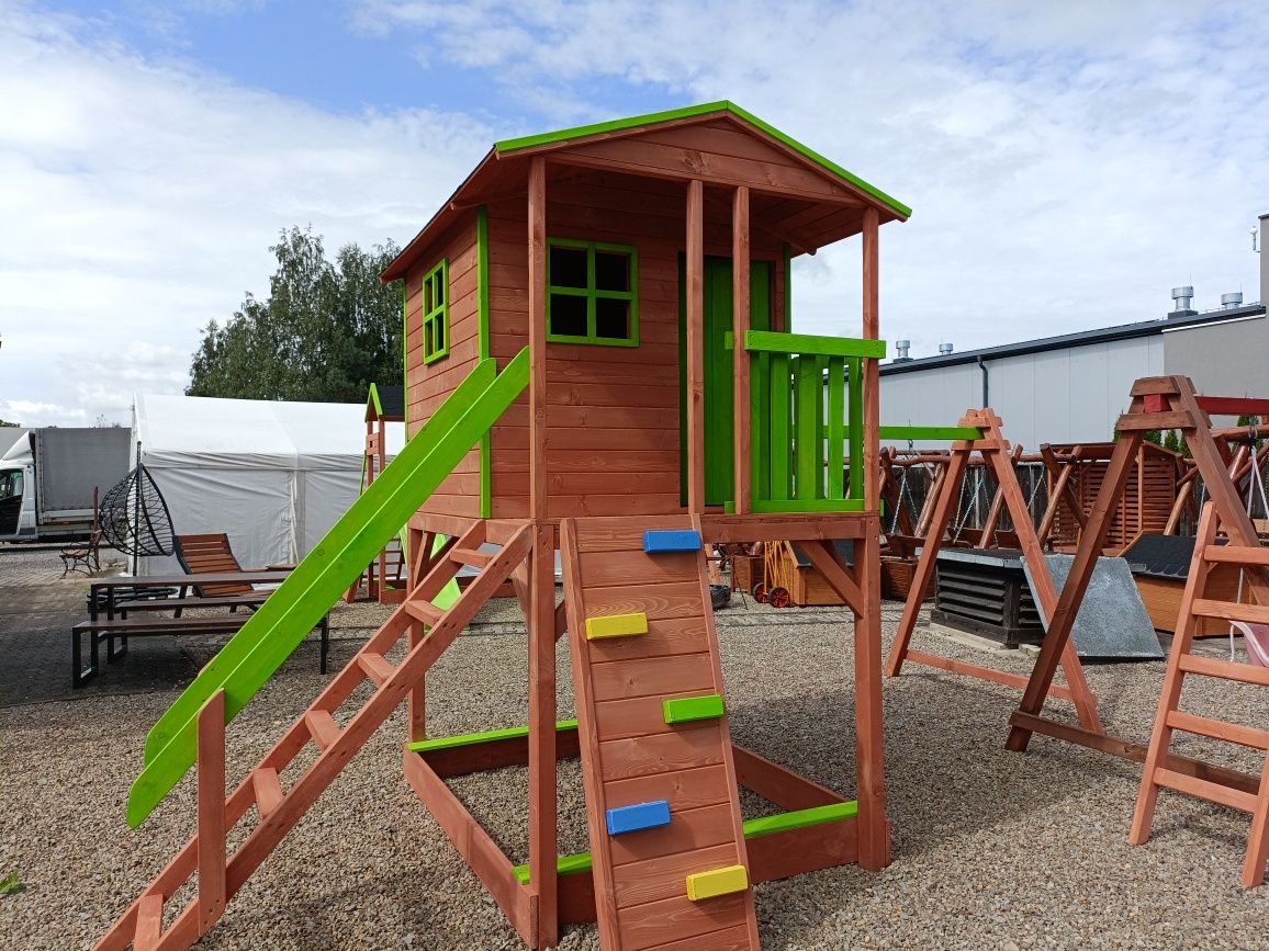 Plac zabaw, domek dla dzieci, domek drewniany, huśtawka, zjeżdżalnią,