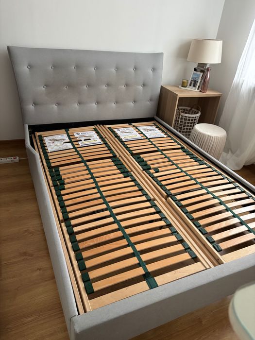 Tapicerowane szare łóżko