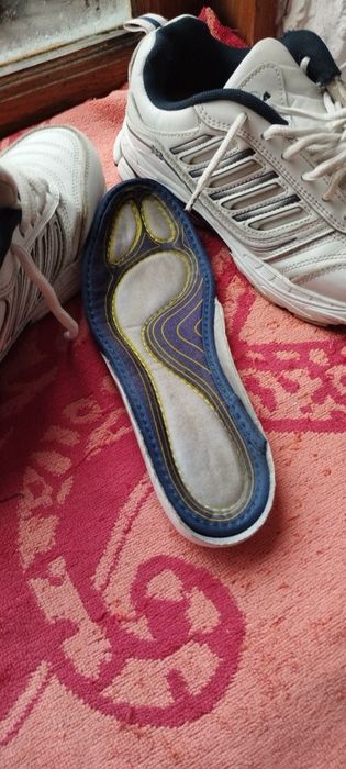 Продам кроссовки BONNA в хорошем состоянии.Размер 39,натуральная кожа.