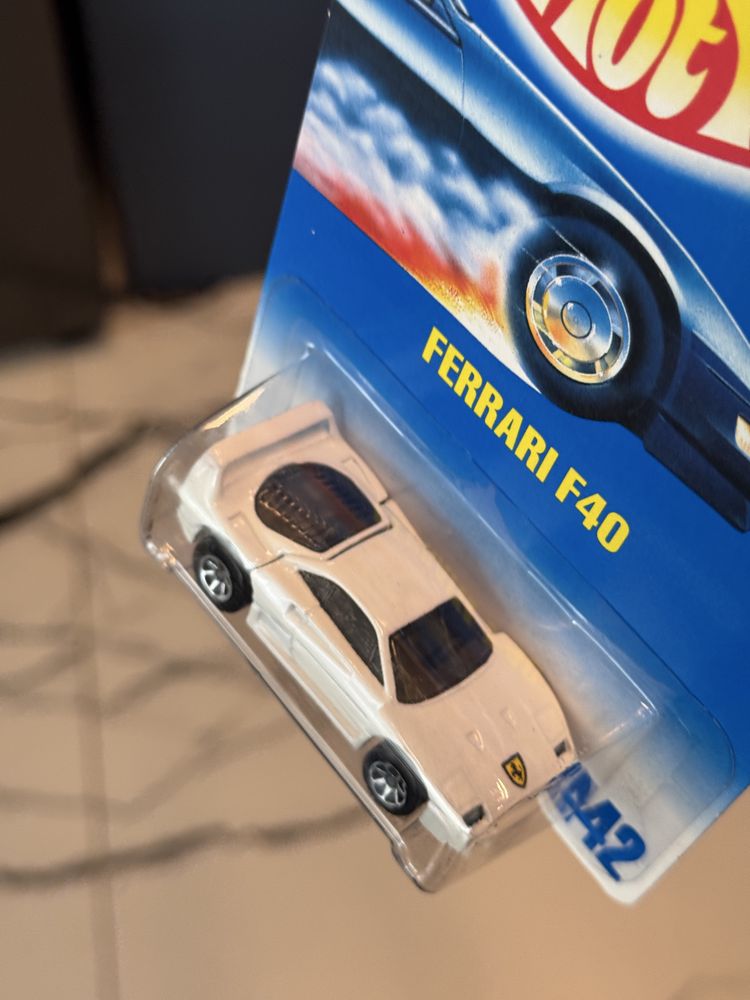 Hot Wheels FERRARI F40 potęga! Biała, otwierana klapa, 34 lata model