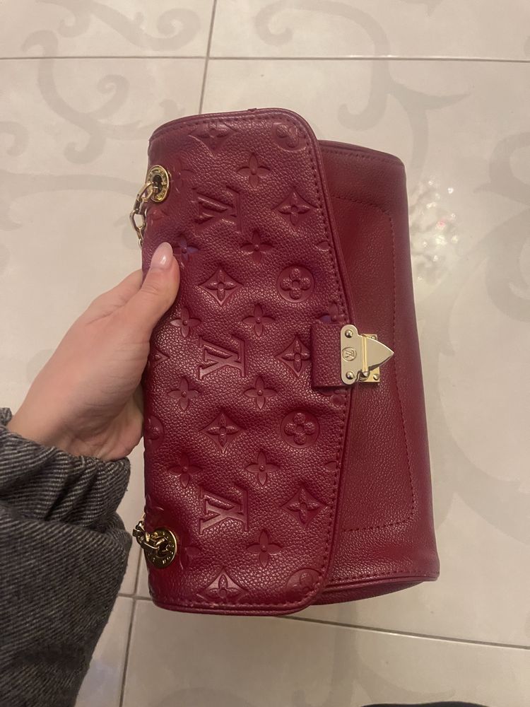 Продасм сумочку louis vuitton