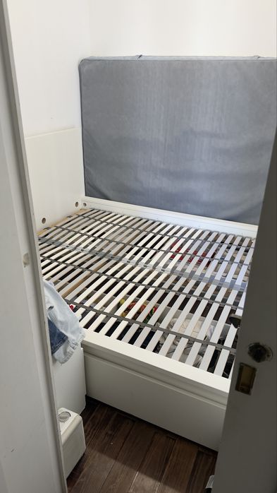 Vendo cama Ikea com gavetas + estrado (colchao de brinde)