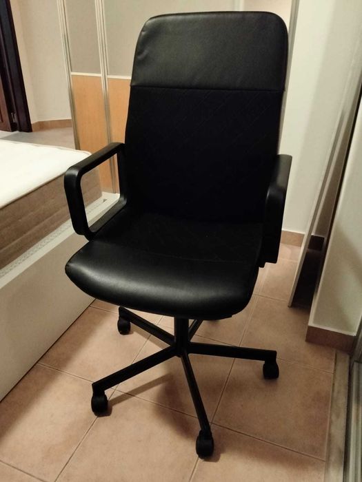 Mesa Sansberg e Cadeira Giratória RENBERGET da loja Ikea