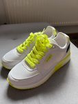 Sneakersy żeńskie białe Guess