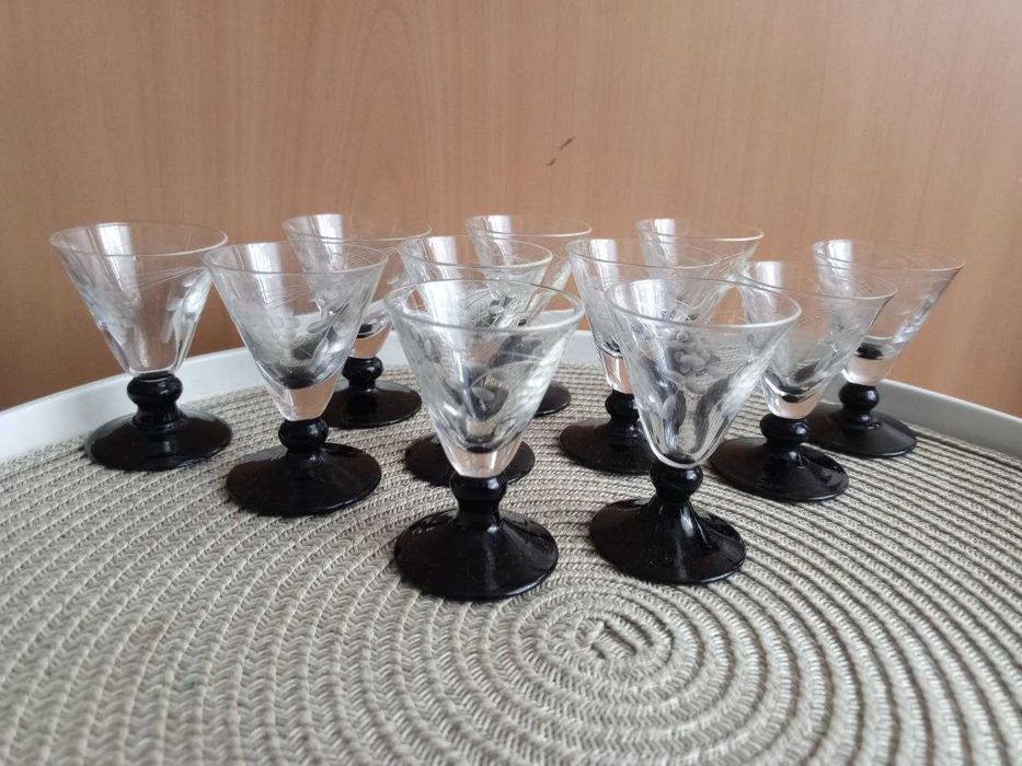 Винтажные рюмки с гравировкой лозы Ар-деко, на черной ножке (9шт)