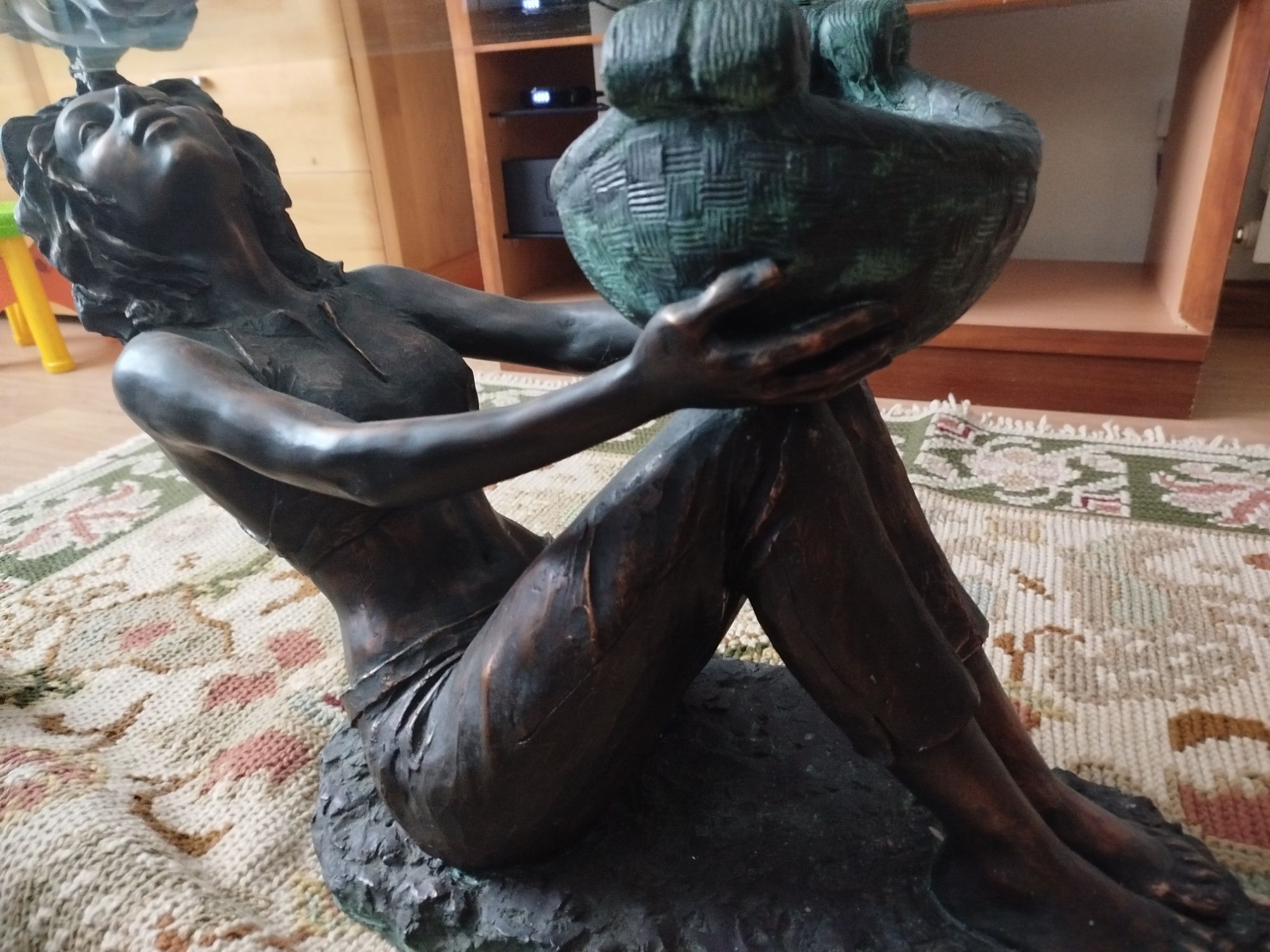 Mesa centro em vidro com escultura em bronze