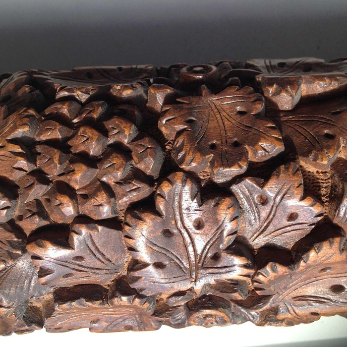 Sprzedam amatorowi pięknie rzeźbioną  stojącą lampę z drewna z Indii