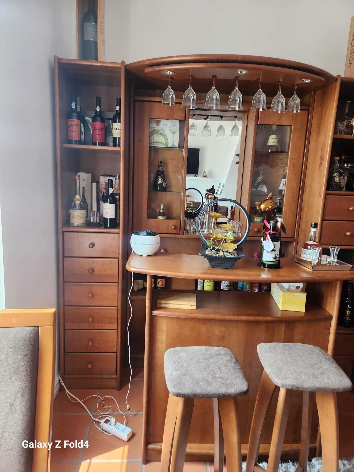 BAR com balcão e dois bancos em madeira de cerejeira maciça americana.