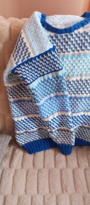 Sweter damski robiony na drutach niebieski