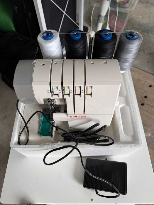 Máquina de costura overlock SINGER 14SH754
