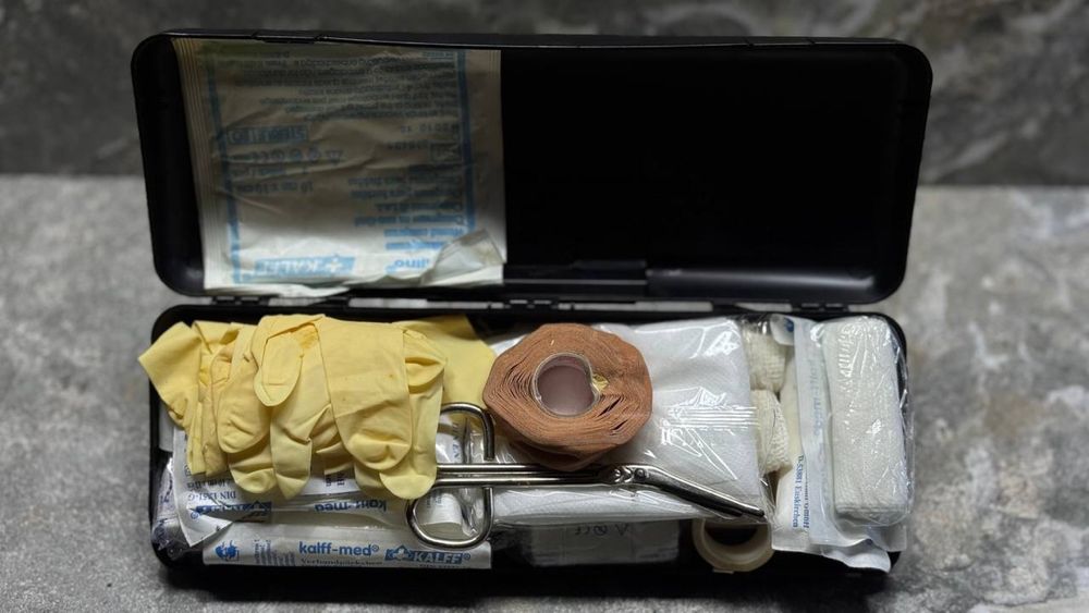 Аптечка в зборі БМВ Е39 штатна медикаменти аптечка бмв е39 Шрот Розбор