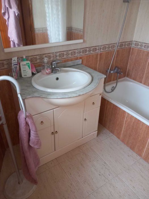 Aluga-se Quarto a Estudante Universitária - Monte Caparica - FCT