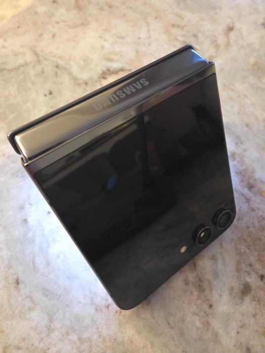 Samsung Galaxy Z Flip5 8/256 GB – stan bardzo dobry – 1550 zł