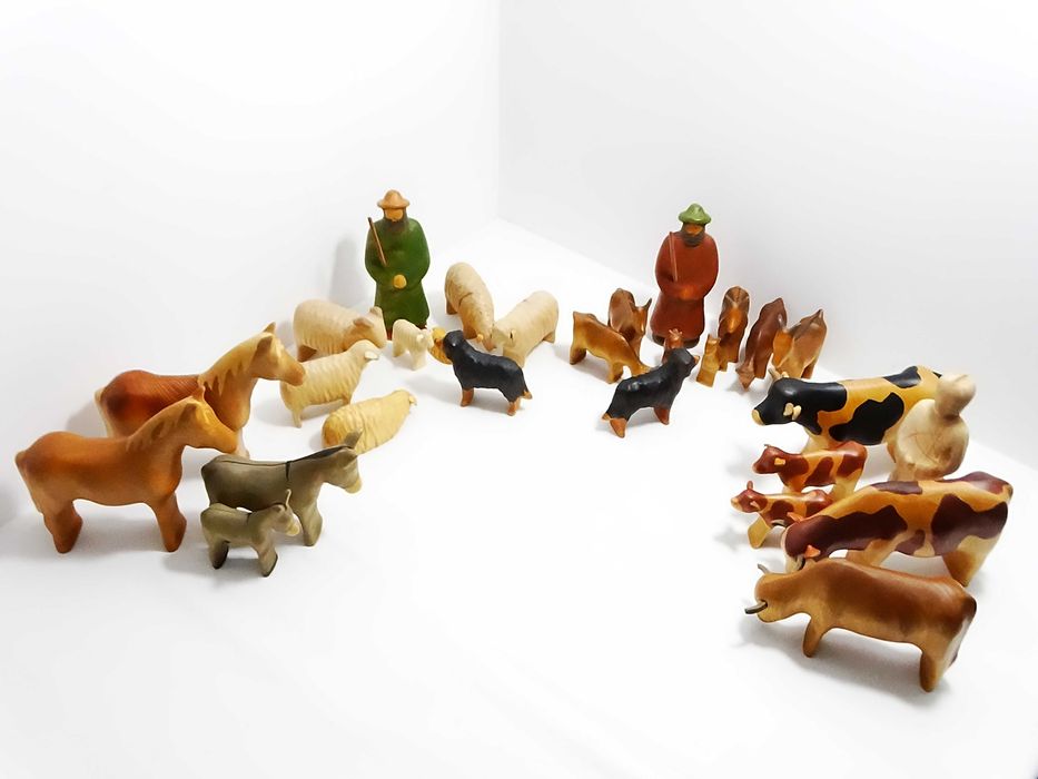 Zestaw 28 ręcznie wykonanych figurek marki Buntspecht