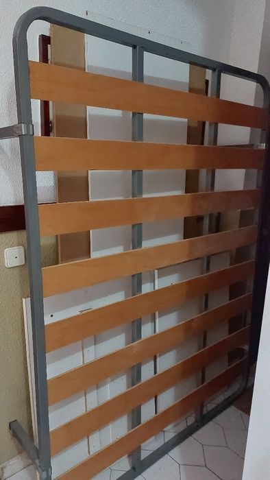 Estrado de casal,  com pés