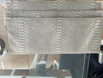 Clutch cinzenta imitacao crocodilo