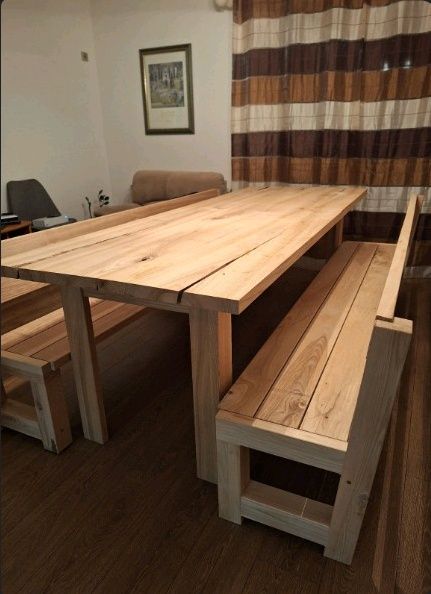 Duży stół z dwoma ławami