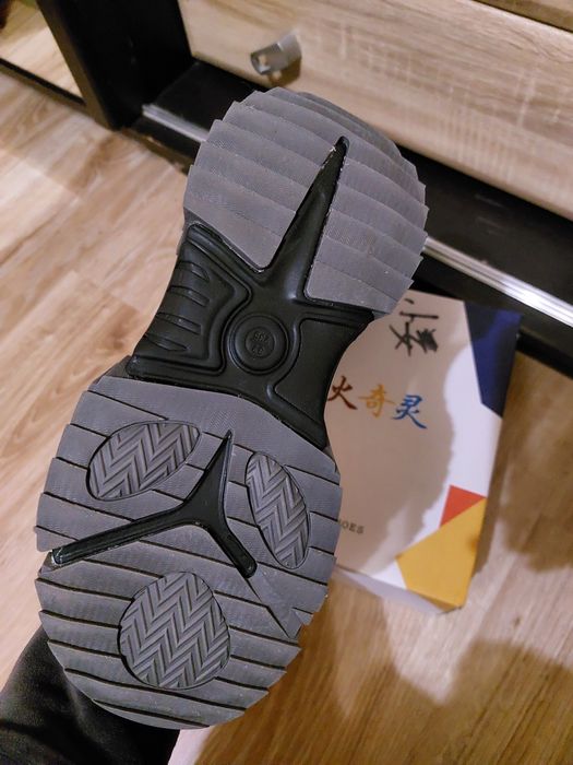 Теплі  кросівки.