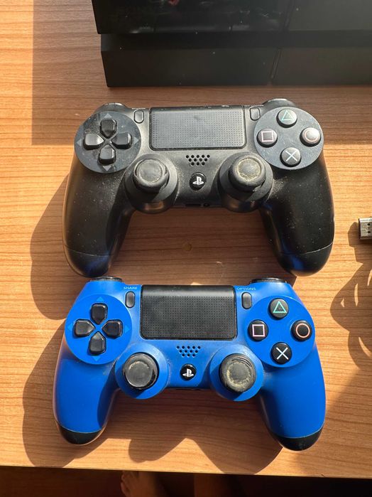 PlayStation 4 + 2 comandos originais – bom estado e pronta a jogar!