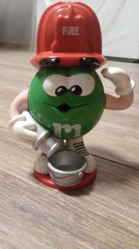 Salutująca Figurka M&M