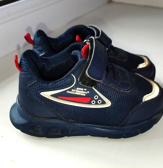 Кросівки світяться