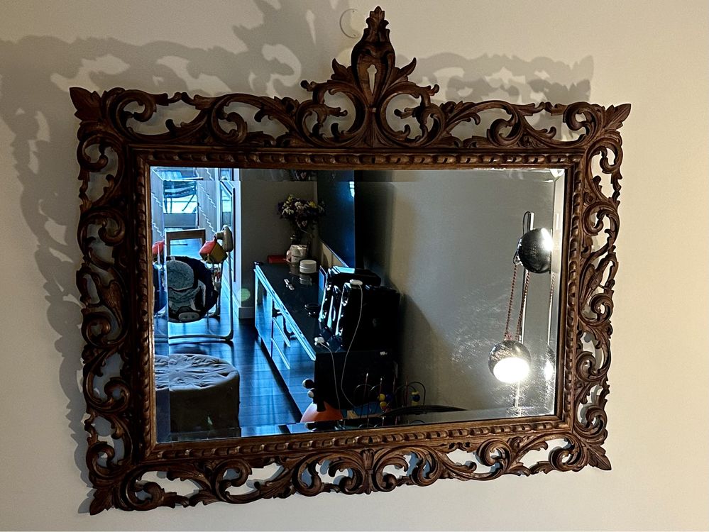 Espelho em madeira nobre de estilo classico