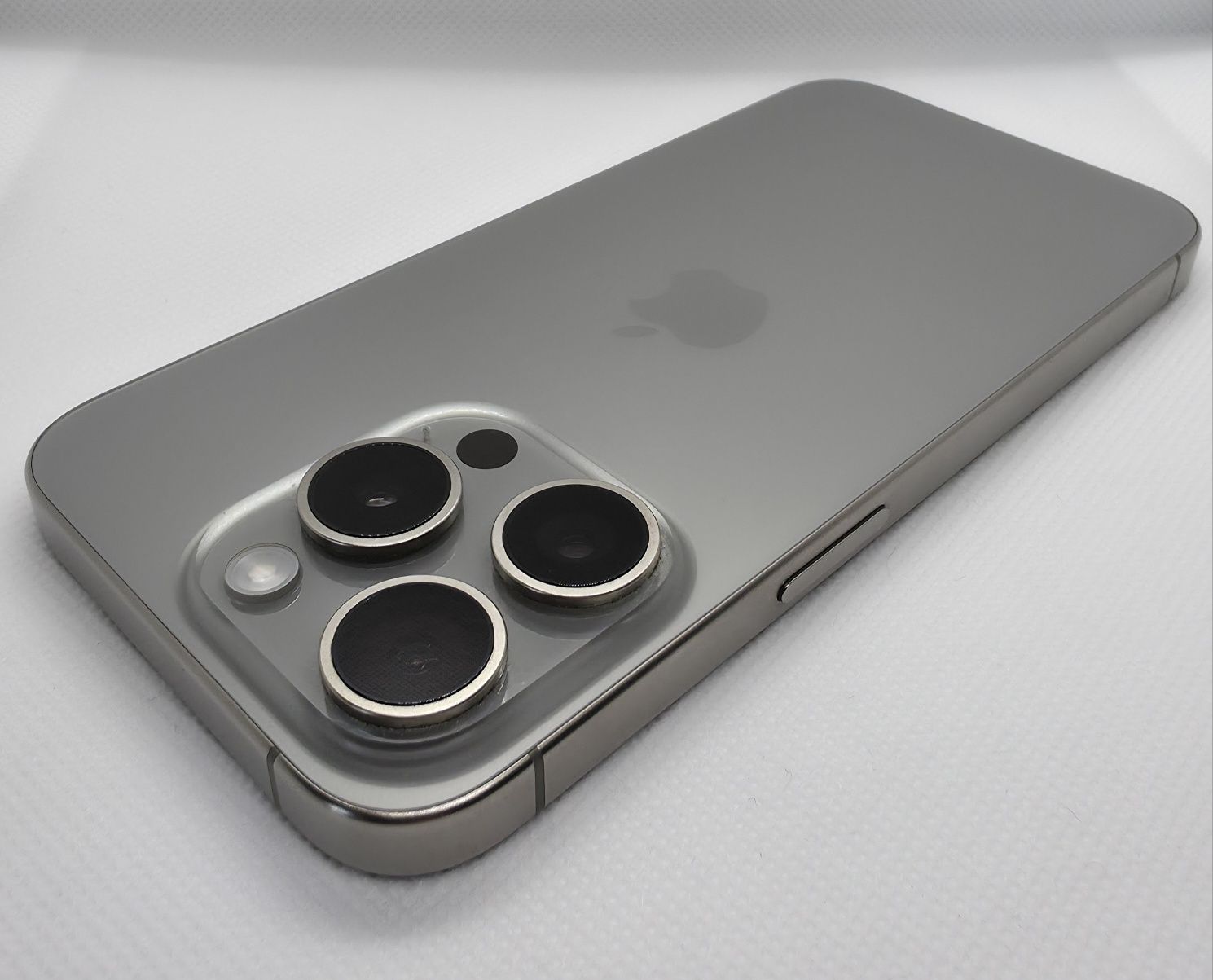 iPhone 15 Pro 128GB Titânio Natural (Cinzento)