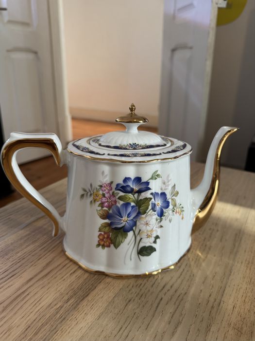 Bule de cerâmica pintado à mão