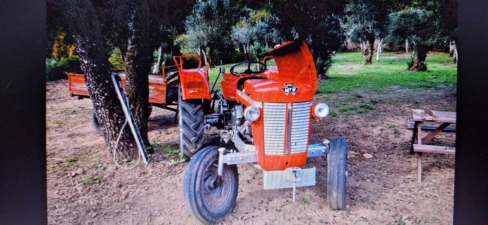 Trator vintage com motor Perkins em bom estado de funcionamento. 1150€