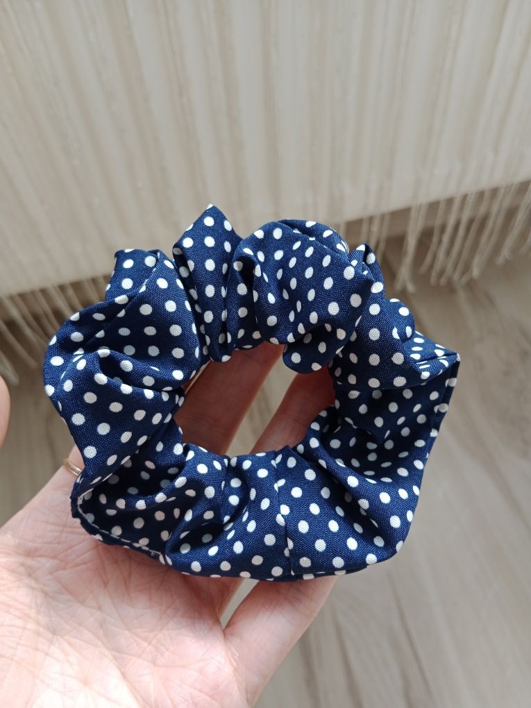 Granatowa gumka do włosów w kropki scrunchie