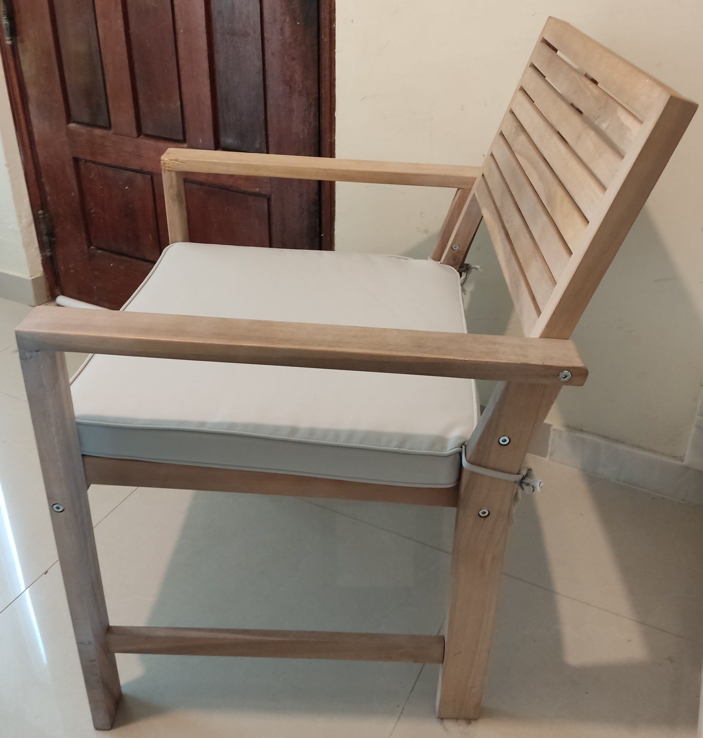 Conjunto de cadeiras e mesa de jardim