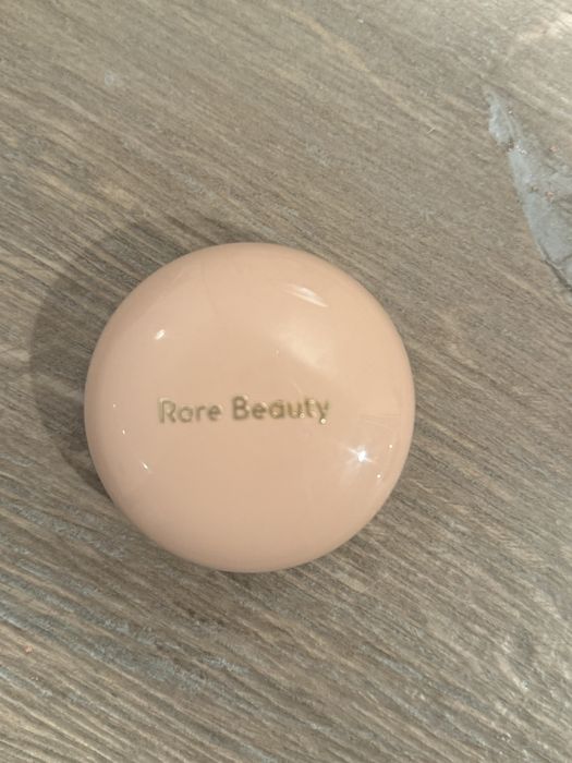 Rare Beauty Puder rozświetlający