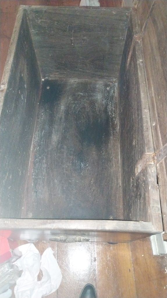 Arca de madeira muito antiga com mais de 100 anos