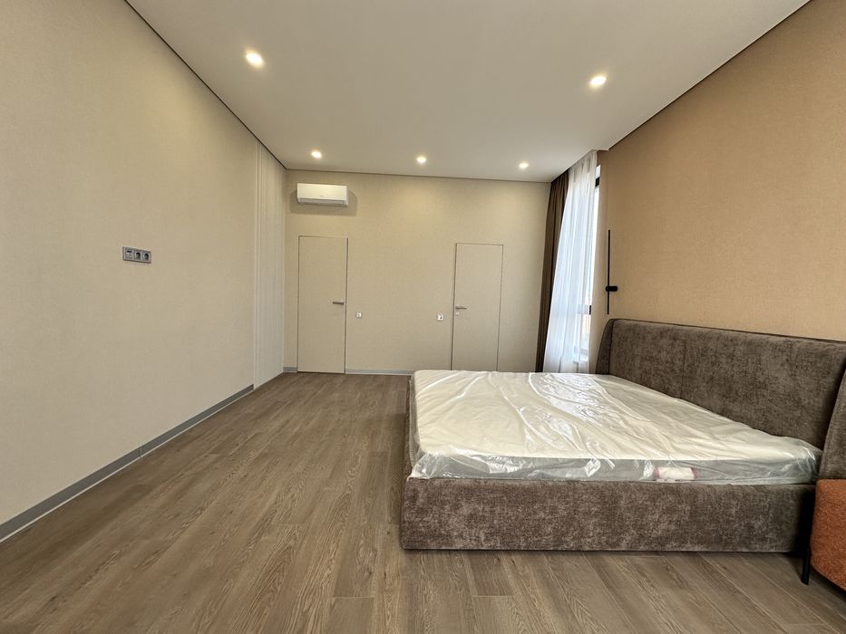 Будинок в закритому котеджному містечку з шикарним новим ремонтом