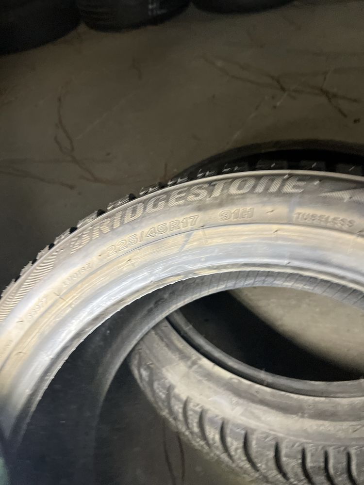 Автошини зимніBRIDGESTONE 225/45R17 Резина,Колеса,Гума,Скати, Шини)