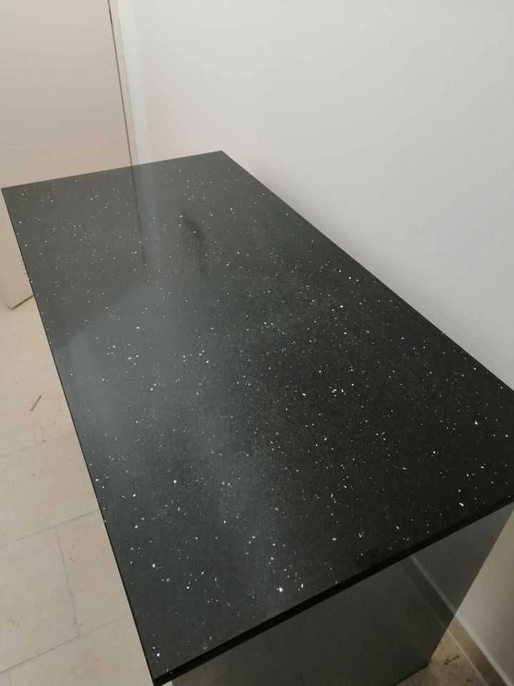 Bancada com tampo em Silestone preto, em aglomerado de madeira cinza