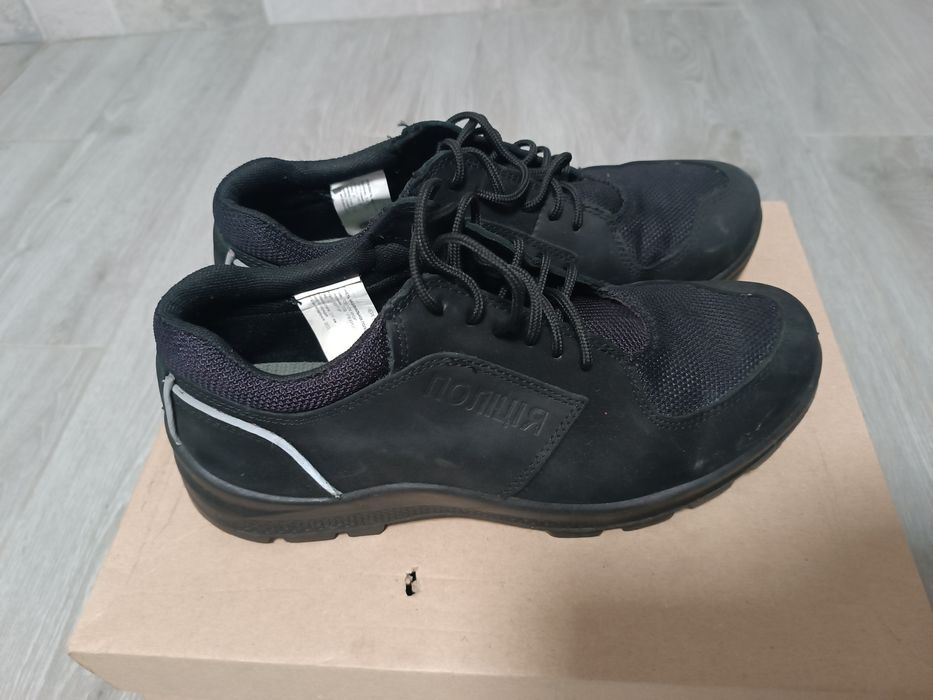 Кросівки поліція