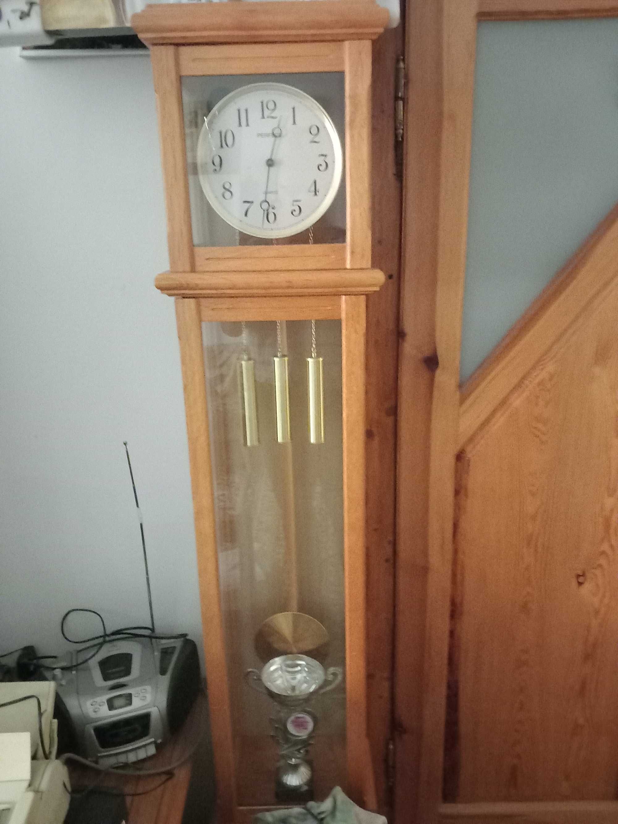 Zegar retro z wahadełkiem, wiszący, nakręcany, sprawny.