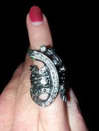 Продам кольцо серебряное в виде ящерицы