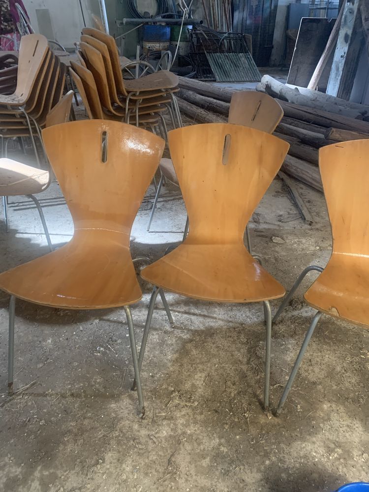 Cadeiras com acento em madeira