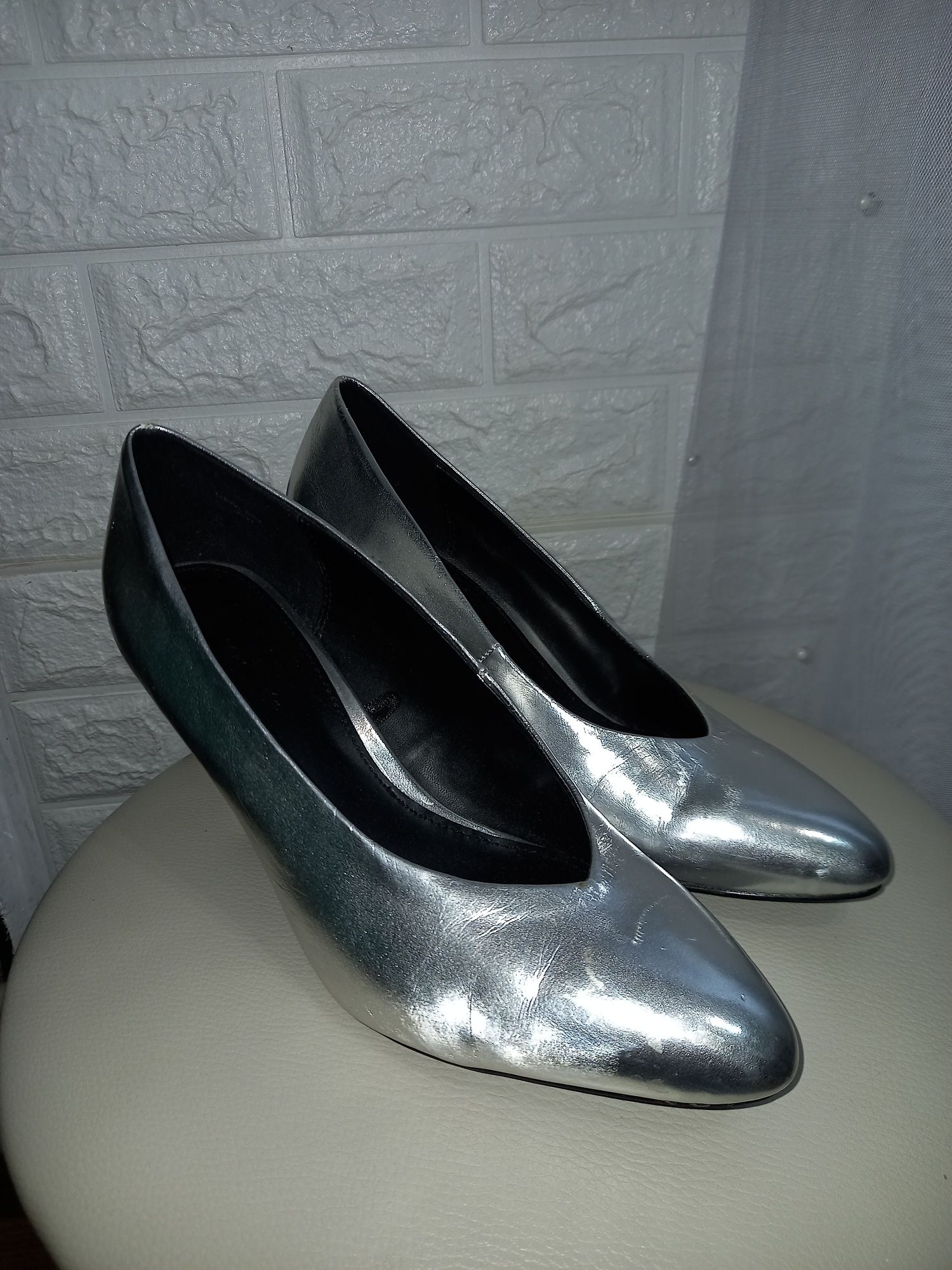 Жіночі туфлі срібного кольору