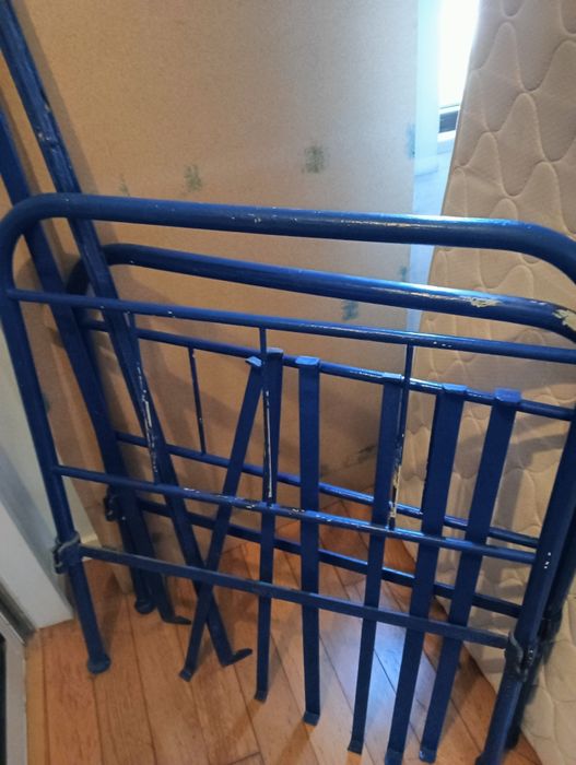Cama individual de ferro antiga