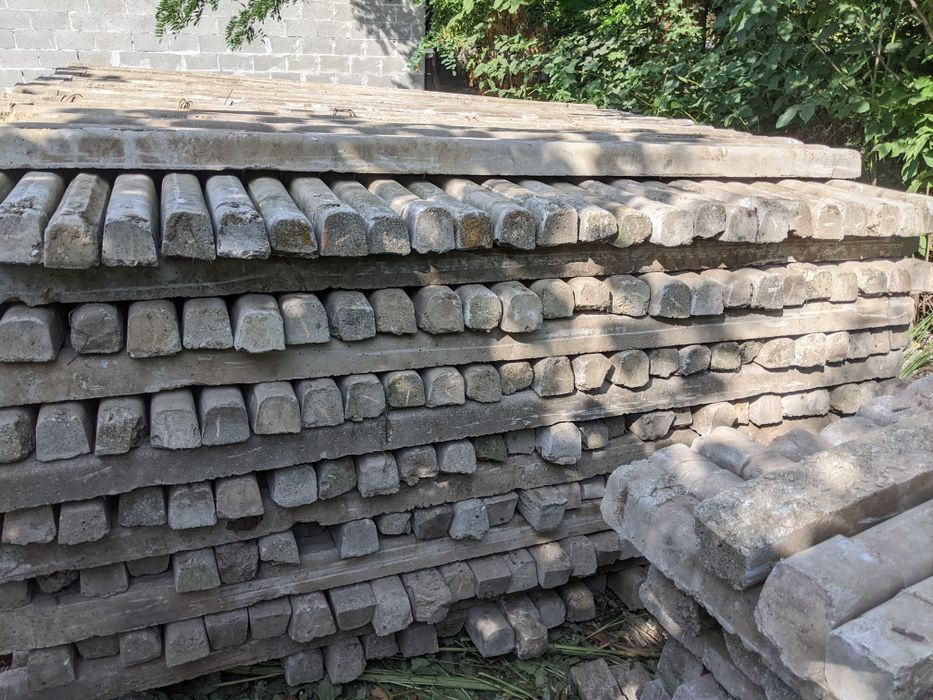 Стовпчики продам бетонні вживані