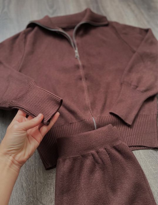 Трикотажний костюм в трендовому кольорі