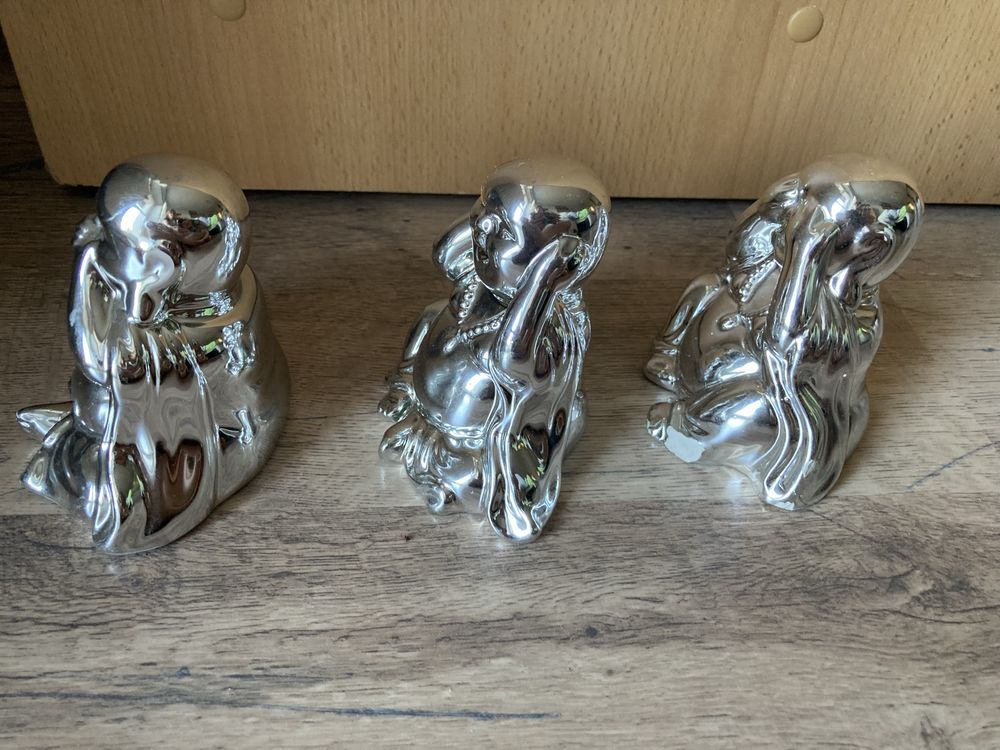 Trzy figurki buddy lustrzane ceramika wys. 8 cm.