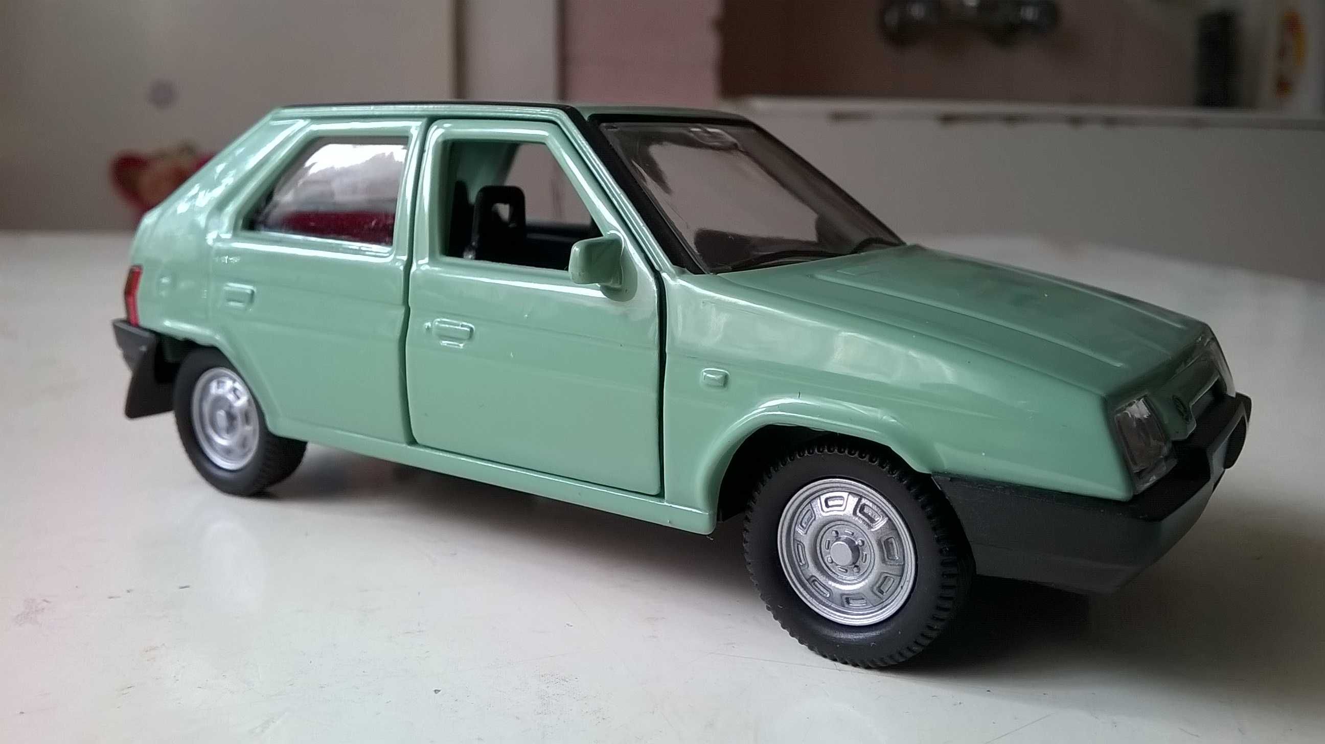 SKODA Favorit - model w wersji sedan; skala 1:43; metalowo-plastikowy