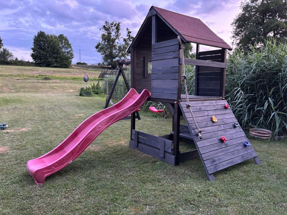 Domek dla dzieci odnowiony/odmalowany
