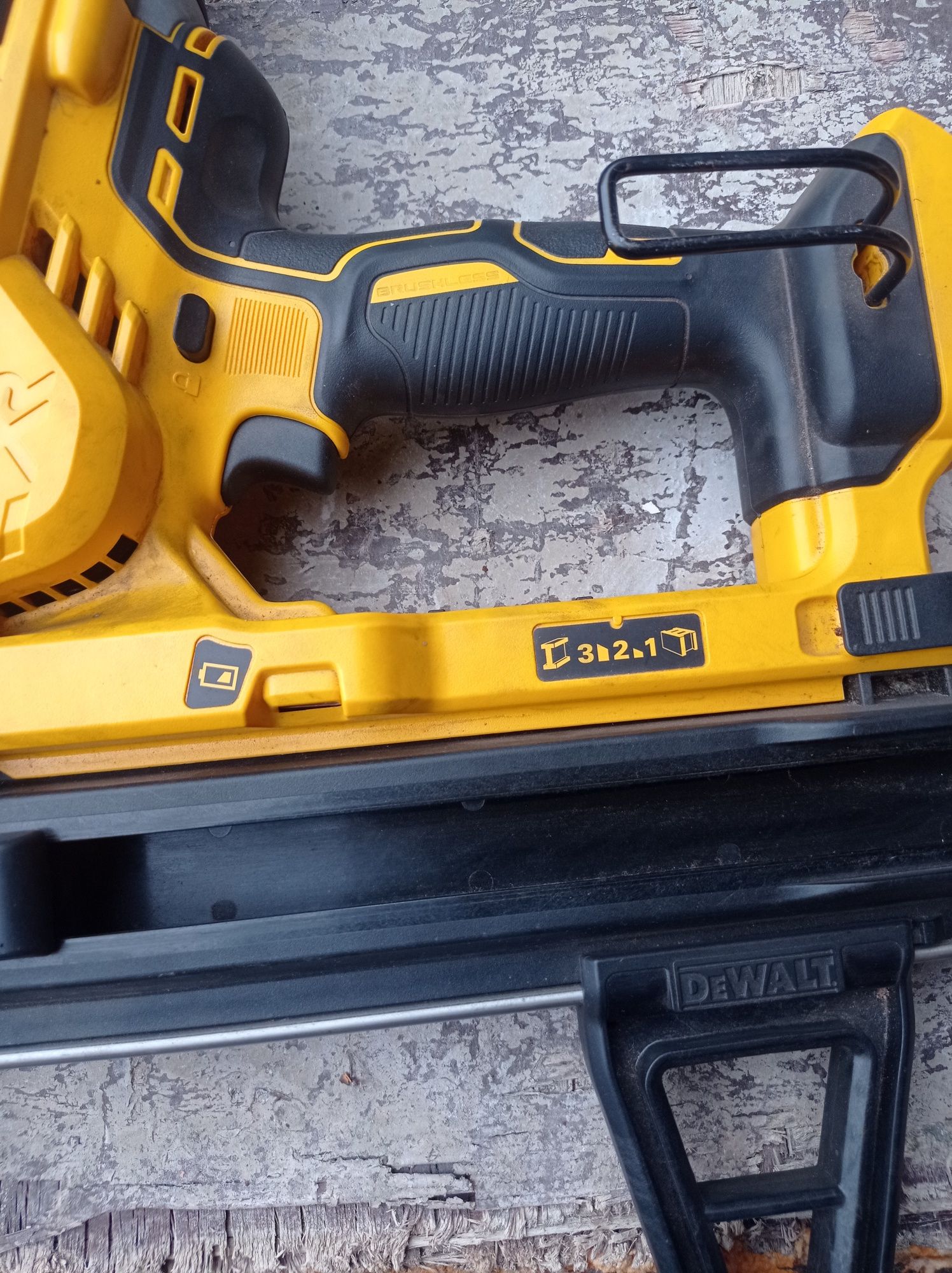 DeWALT DCN890 пистолет акамуляторный по бетону и металу