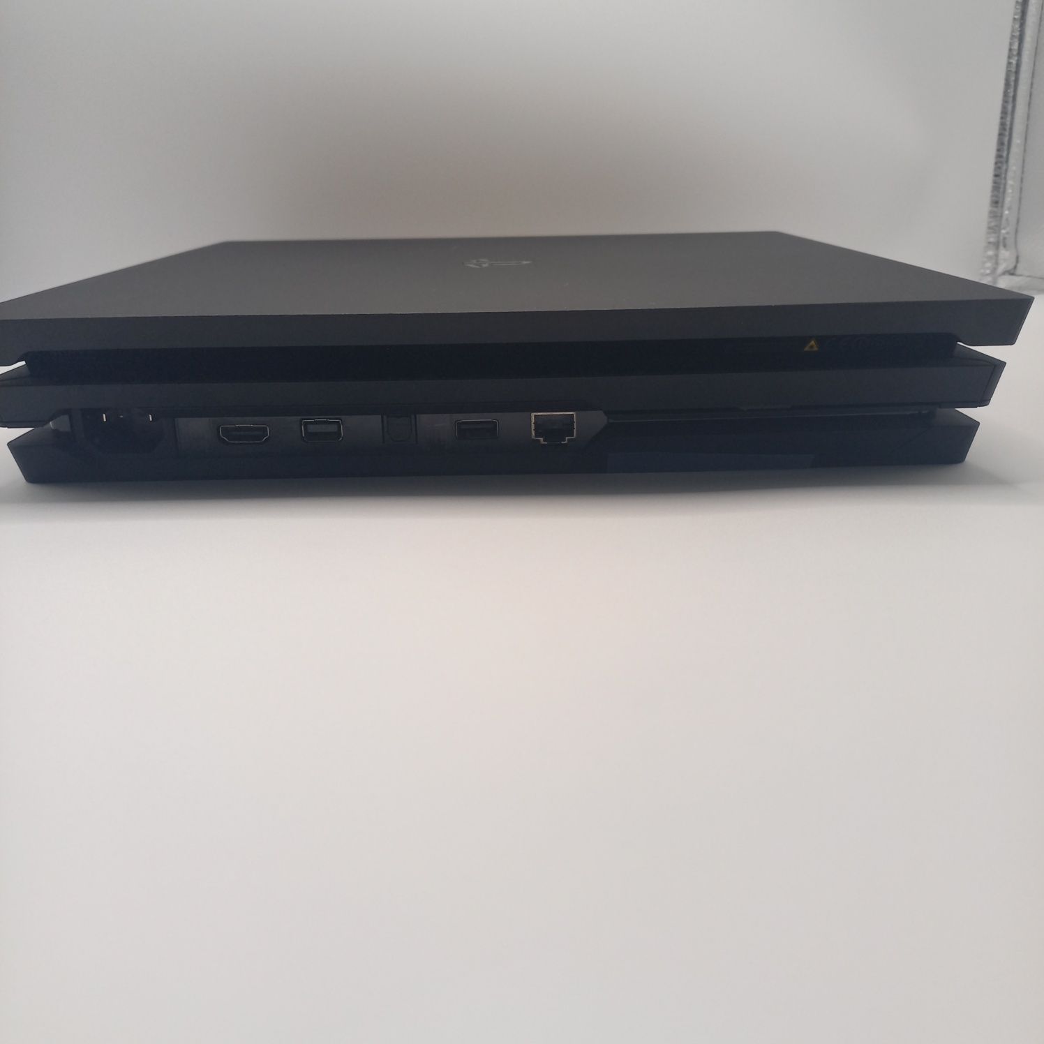 PS4 PRO 1TB em excelente estado