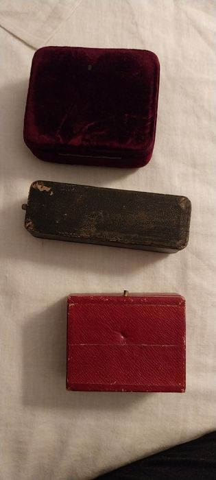 Caixas de pele e veludo para guardar brincos e joias